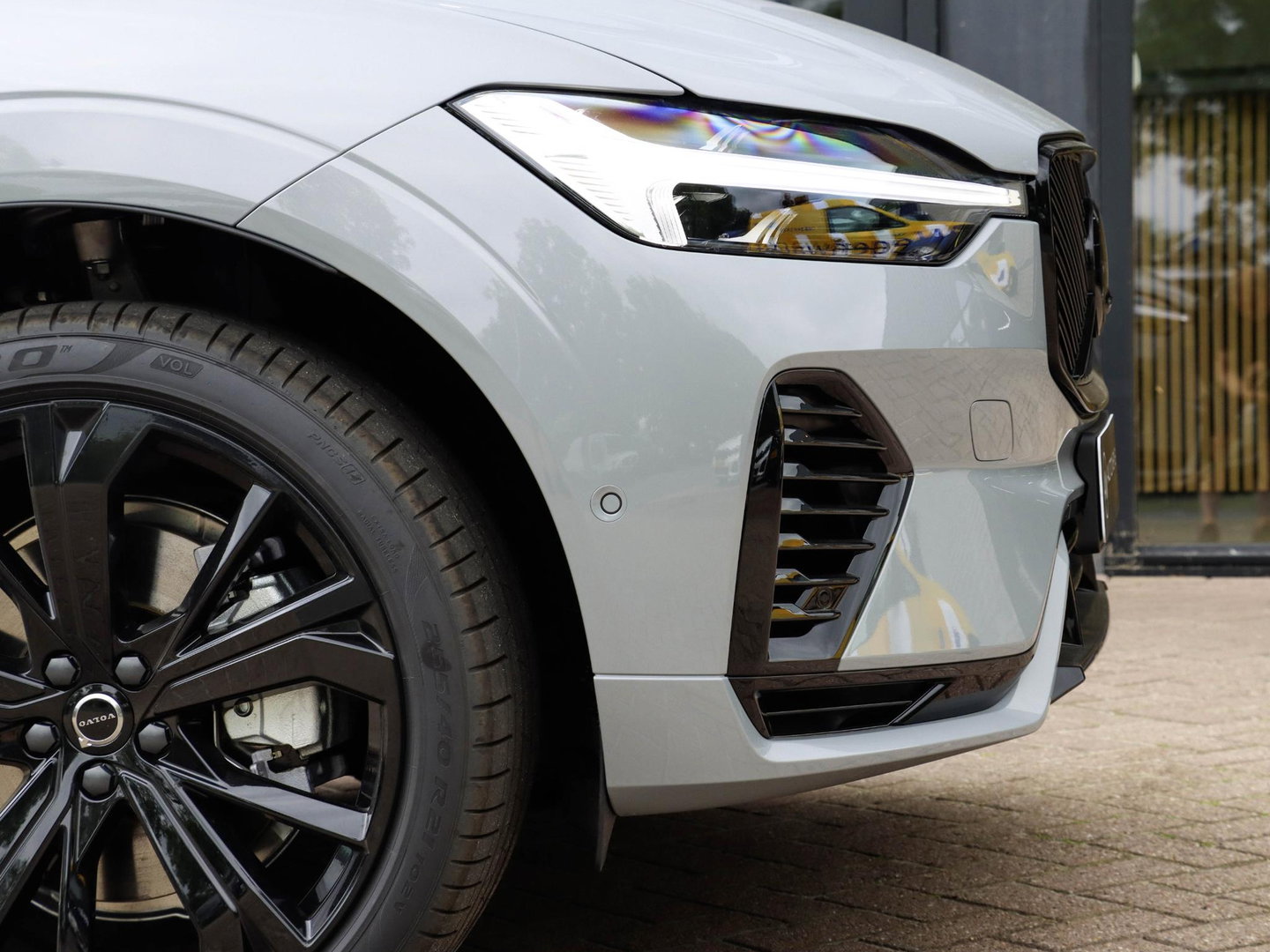 Volvo XC60 T8 AWD Plus Black Edition NIEUW| 21'' | HeadUp | Pano | 360 camera | Getint glas