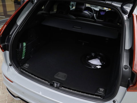 Volvo XC60 T8 AWD Plus Black Edition NIEUW| 21'' | HeadUp | Pano | 360 camera | Getint glas