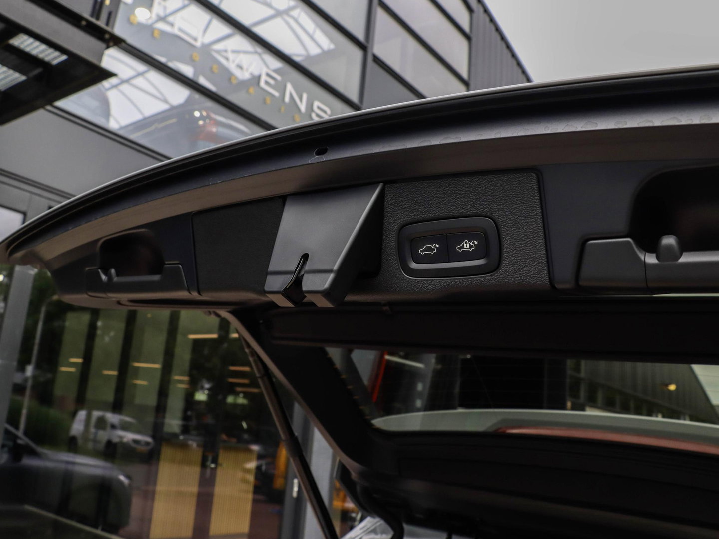 Volvo XC60 T8 AWD Plus Black Edition NIEUW| 21'' | HeadUp | Pano | 360 camera | Getint glas