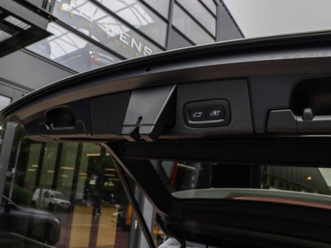 Volvo XC60 T8 AWD Plus Black Edition NIEUW| 21'' | HeadUp | Pano | 360 camera | Getint glas