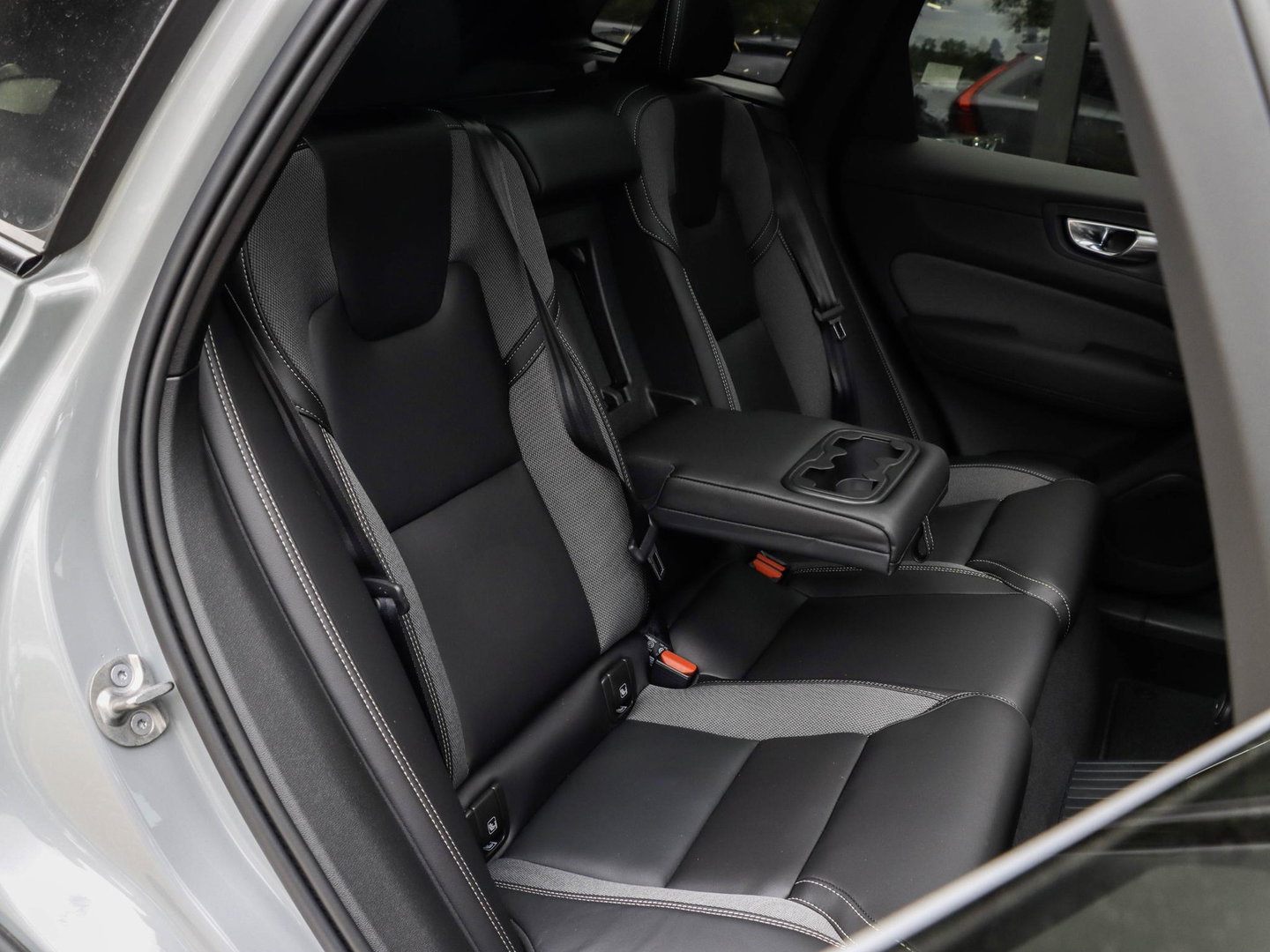 Volvo XC60 T8 AWD Plus Black Edition NIEUW| 21'' | HeadUp | Pano | 360 camera | Getint glas