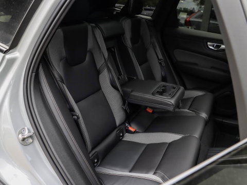 Volvo XC60 T8 AWD Plus Black Edition NIEUW| 21'' | HeadUp | Pano | 360 camera | Getint glas