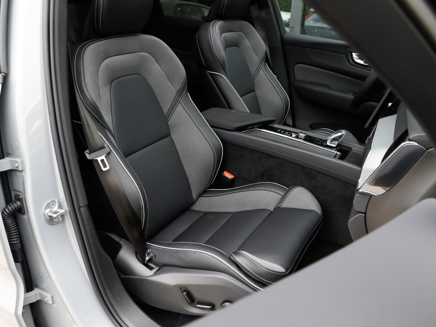 Volvo XC60 T8 AWD Plus Black Edition NIEUW| 21'' | HeadUp | Pano | 360 camera | Getint glas
