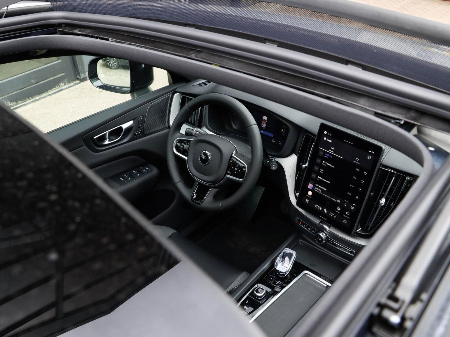 Volvo XC60 T8 AWD Plus Black Edition NIEUW| 21'' | HeadUp | Pano | 360 camera | Getint glas