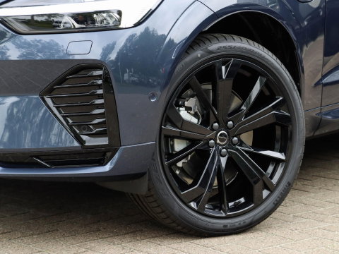 Volvo XC60 T6 AWD Ultra Black Edition | NIEUW | Pano | Getint glas | 21'' dubbelspaaks zwarte velgen