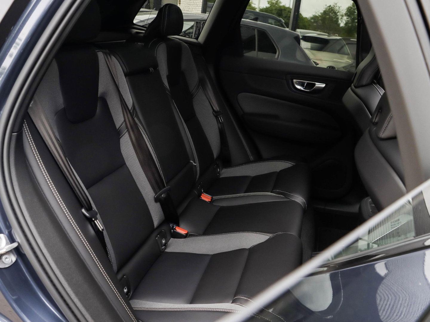 Volvo XC60 T6 AWD Ultra Black Edition | NIEUW | Pano | Getint glas | 21'' dubbelspaaks zwarte velgen