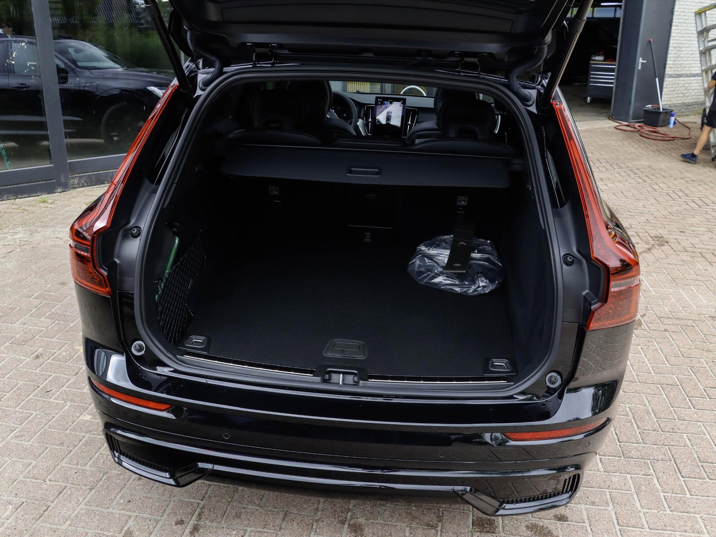 Volvo XC60 T6 AWD Ultra Black Edition | NIEUW | Pano | Getint glas | 21'' dubbelspaaks zwarte velgen