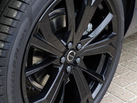 Volvo XC60 T6 AWD Ultra Black Edition | NIEUW | Pano | Getint glas | 21'' dubbelspaaks zwarte velgen