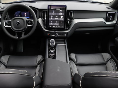 Volvo XC60 T6 AWD Ultra Black Edition | NIEUW | Pano | Getint glas | 21'' dubbelspaaks zwarte velgen
