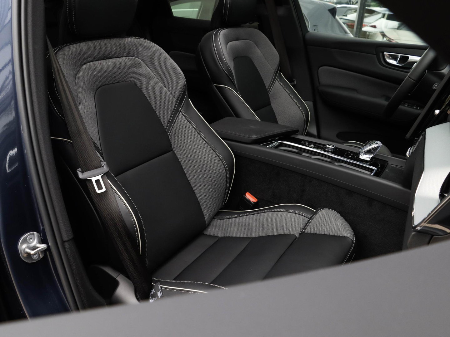 Volvo XC60 T6 AWD Ultra Black Edition | NIEUW | Pano | Getint glas | 21'' dubbelspaaks zwarte velgen