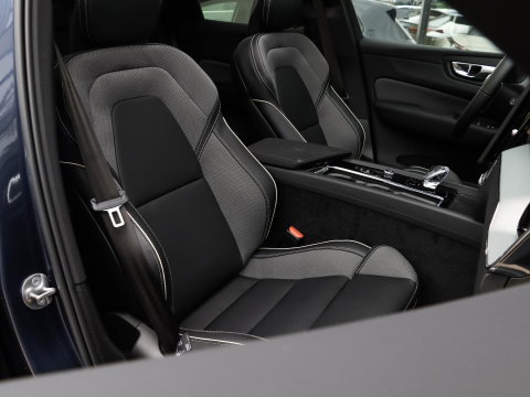 Volvo XC60 T6 AWD Ultra Black Edition | NIEUW | Pano | Getint glas | 21'' dubbelspaaks zwarte velgen