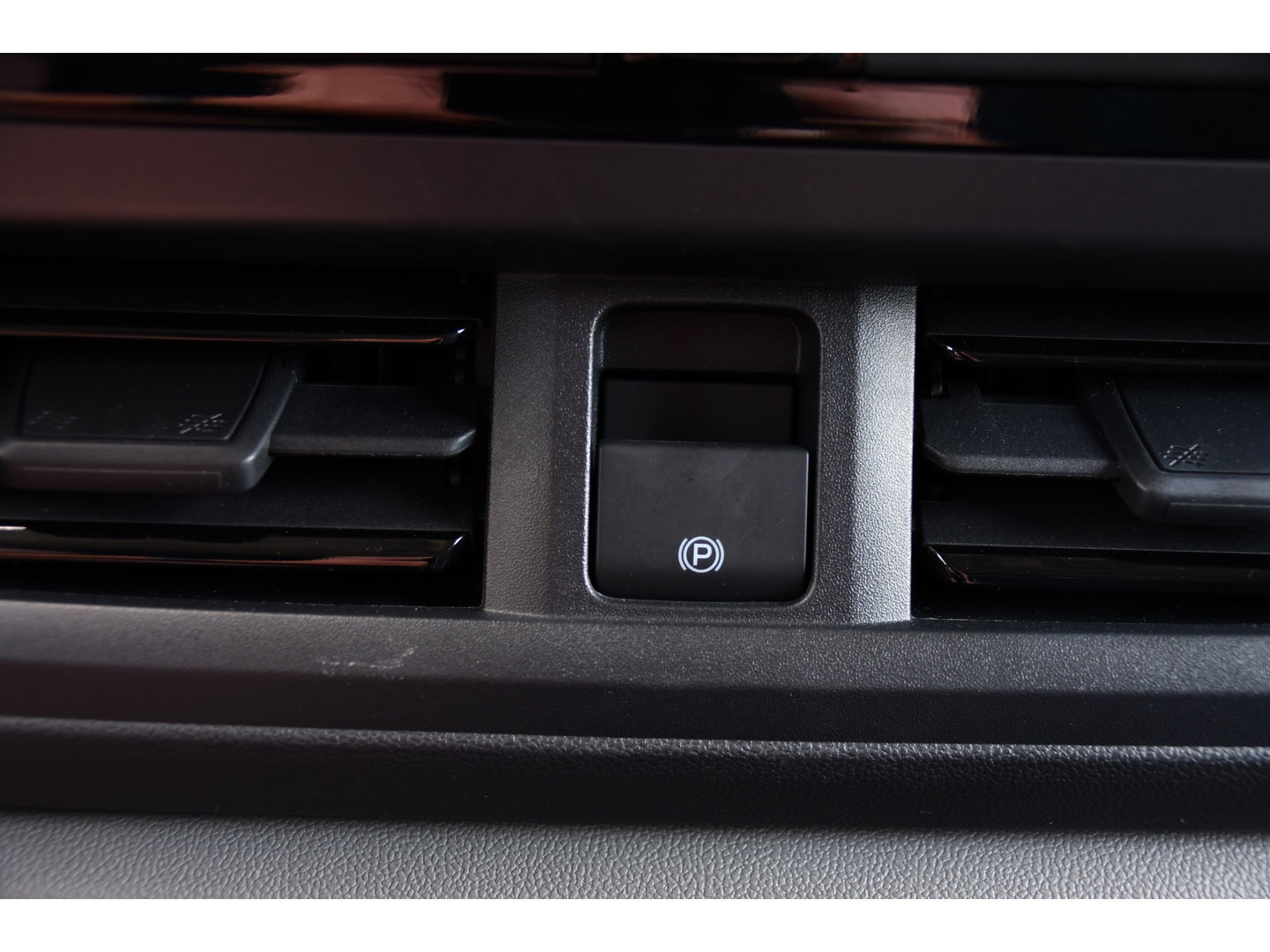 Ford Transit Custom 300 2.0 TDCI L1H1 Sport Camera, Cruise, Carplay, Virtual, 170pk, Stoelverwarming, Automaat, LED, Multimedia, Sensoren, Uniek!