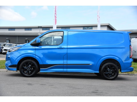 Ford Transit Custom 300 2.0 TDCI L1H1 Sport Camera, Cruise, Carplay, Virtual, 170pk, Stoelverwarming, Automaat, LED, Multimedia, Sensoren, Uniek!