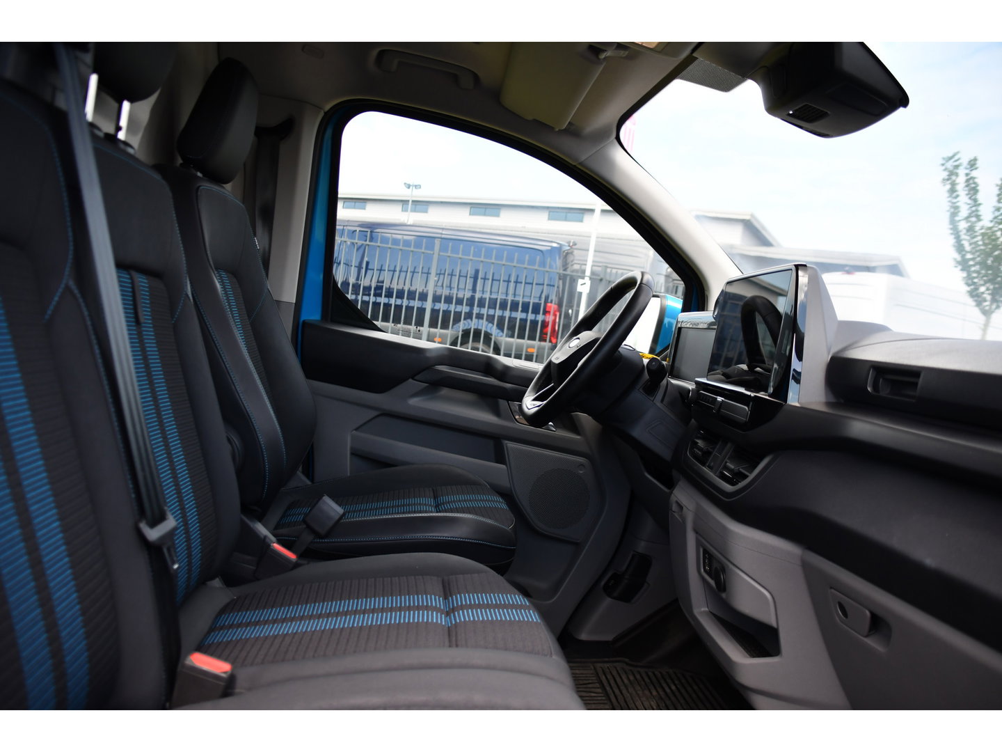 Ford Transit Custom 300 2.0 TDCI L1H1 Sport Camera, Cruise, Carplay, Virtual, 170pk, Stoelverwarming, Automaat, LED, Multimedia, Sensoren, Uniek!