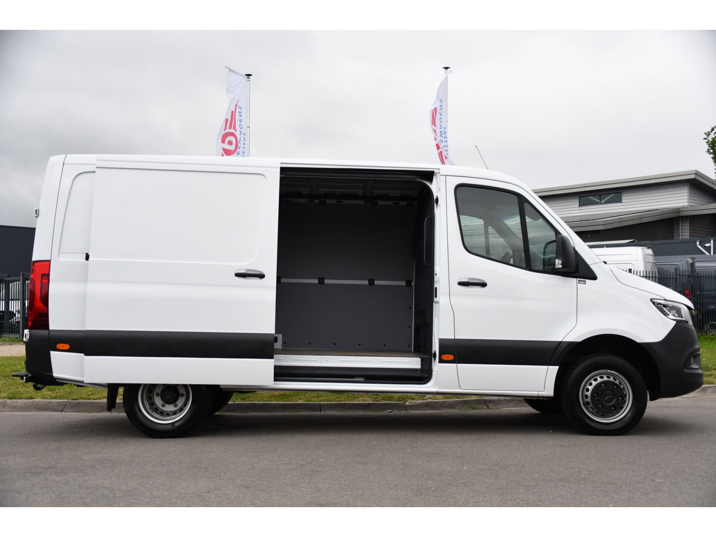 Mercedes-Benz Sprinter 519 V6 3.0 CDI L2H1 PB Edition Camera, Cruise, Carplay, 3500kg Trekhaak, LED, Mbux, Geveerde Stoel, Uniek! 319
