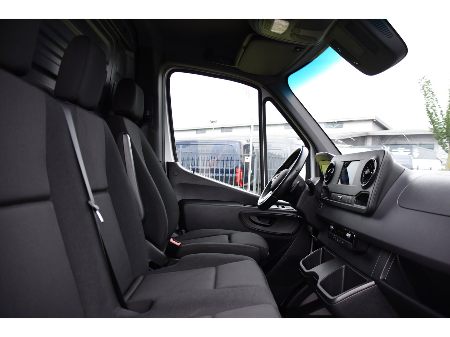 Mercedes-Benz Sprinter 519 V6 3.0 CDI L2H1 PB Edition Camera, Cruise, Carplay, 3500kg Trekhaak, LED, Mbux, Geveerde Stoel, Uniek! 319