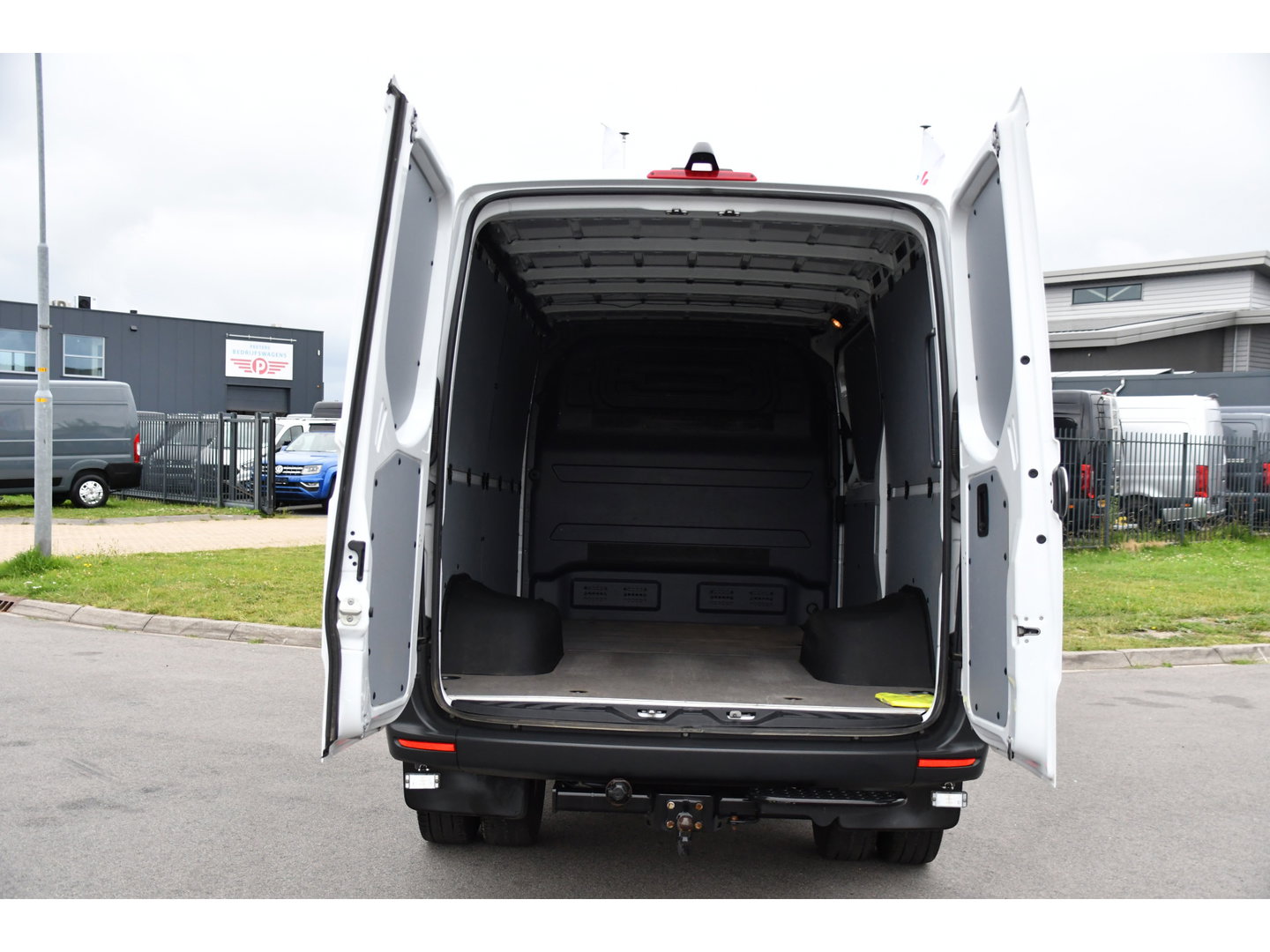 Mercedes-Benz Sprinter 519 V6 3.0 CDI L2H1 PB Edition Camera, Cruise, Carplay, 3500kg Trekhaak, LED, Mbux, Geveerde Stoel, Uniek! 319