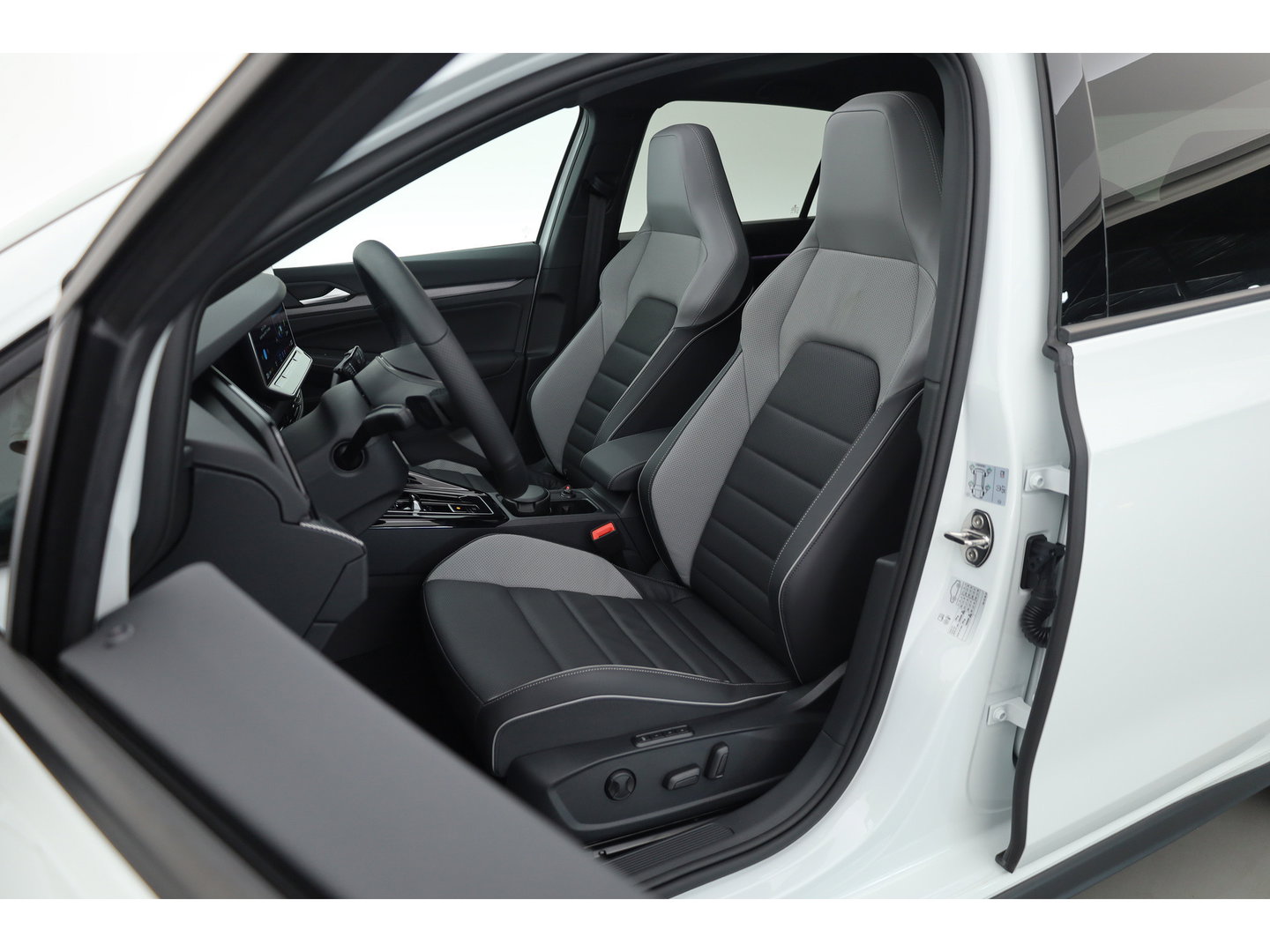 Volkswagen Golf 1.5 eHybrid GTE 272pk | Pano | Stoelventi. | Leder | Memory | IQ. Light | 360cam | 18'' | Adapt. Cruise | Dodehoek. | Apple CarPlay