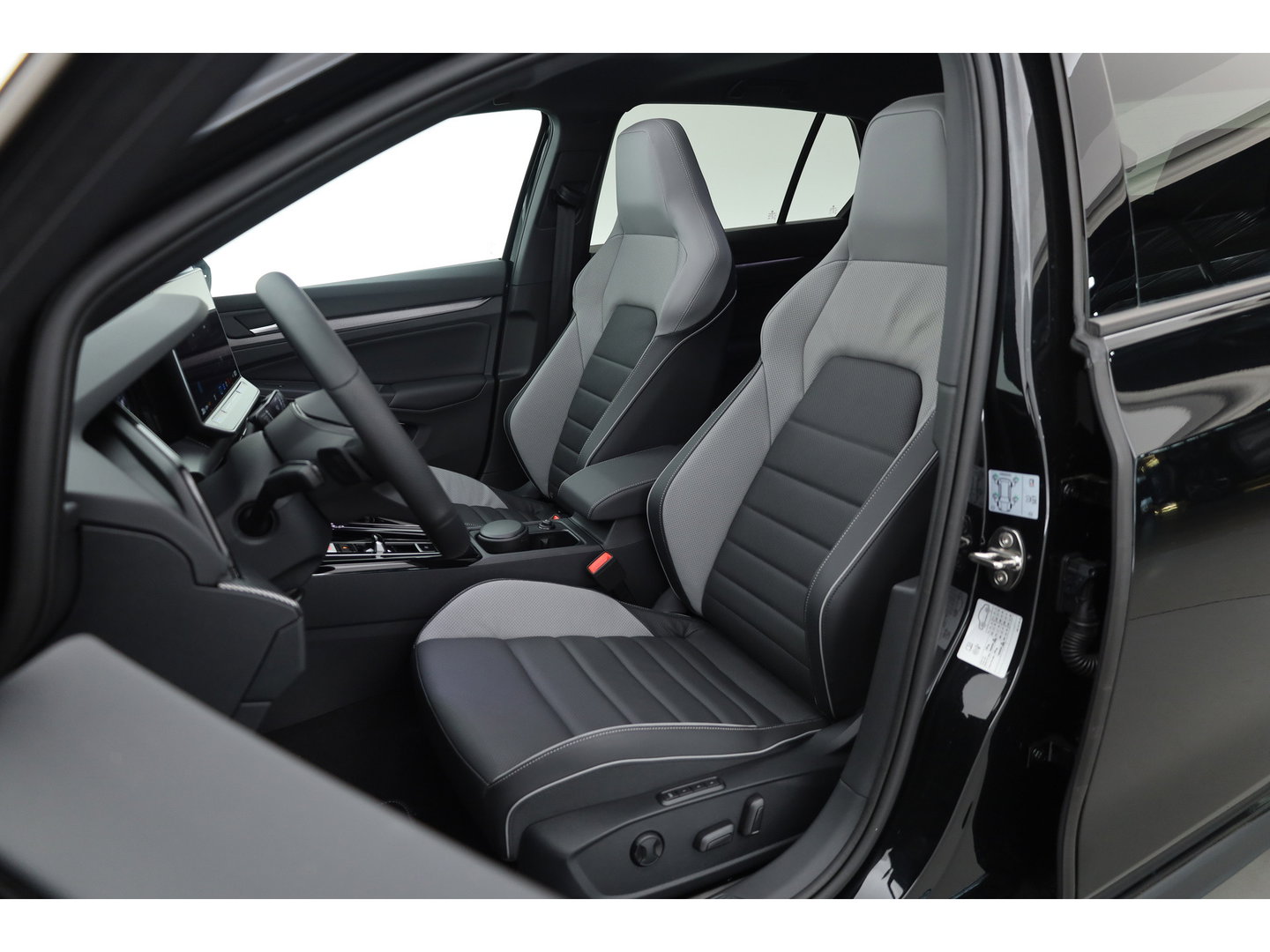 Volkswagen Golf 1.5 eHybrid GTE 272pk | Pano | Stoelventi. | Elek. Trekhaak | Memory | IQ. Light | 360cam | 18'' | Leder | Dodehoek. | Apple CarPlay