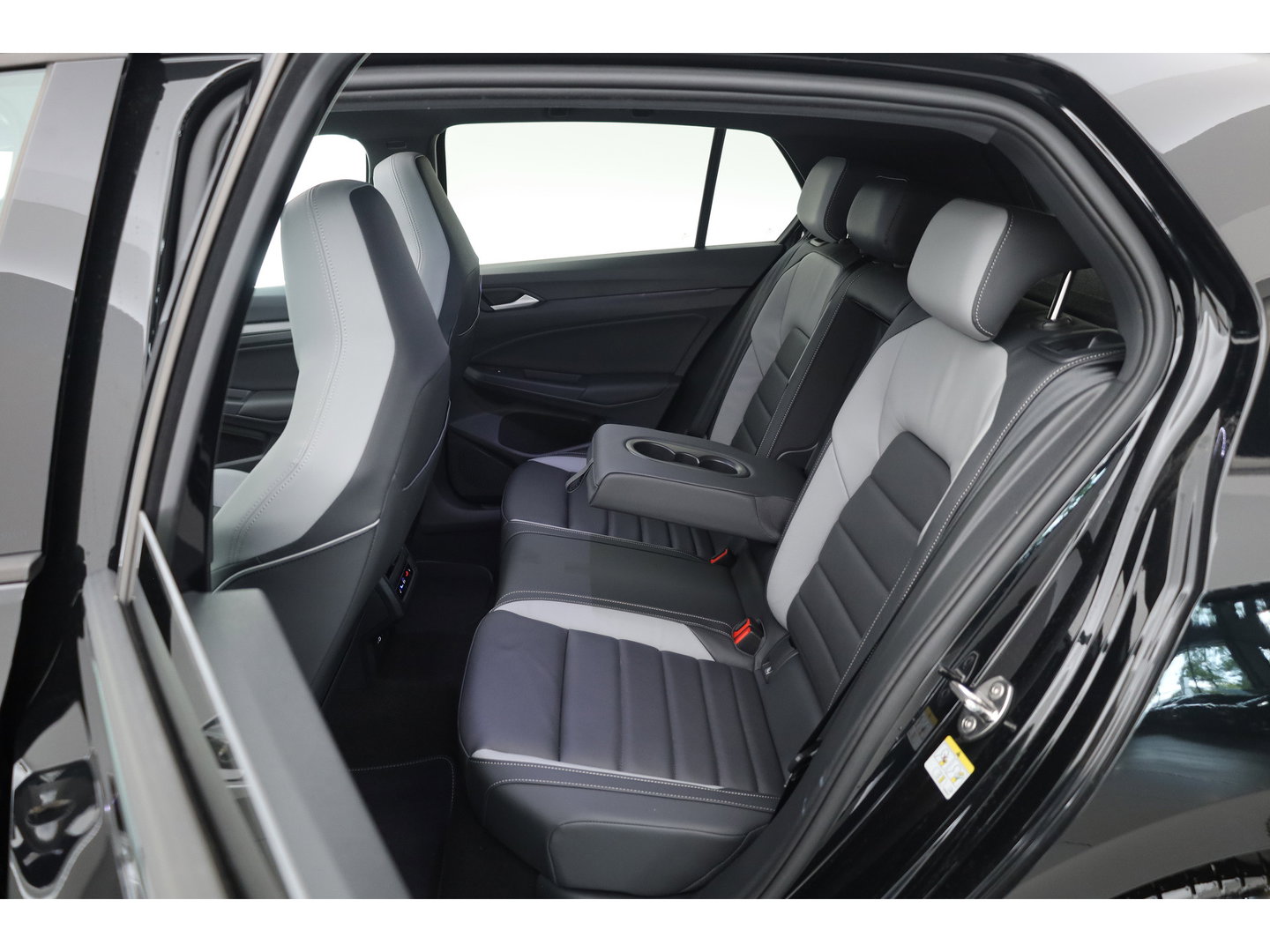 Volkswagen Golf 1.5 eHybrid GTE 272pk | Pano | Stoelventi. | Elek. Trekhaak | Memory | IQ. Light | 360cam | 18'' | Leder | Dodehoek. | Apple CarPlay