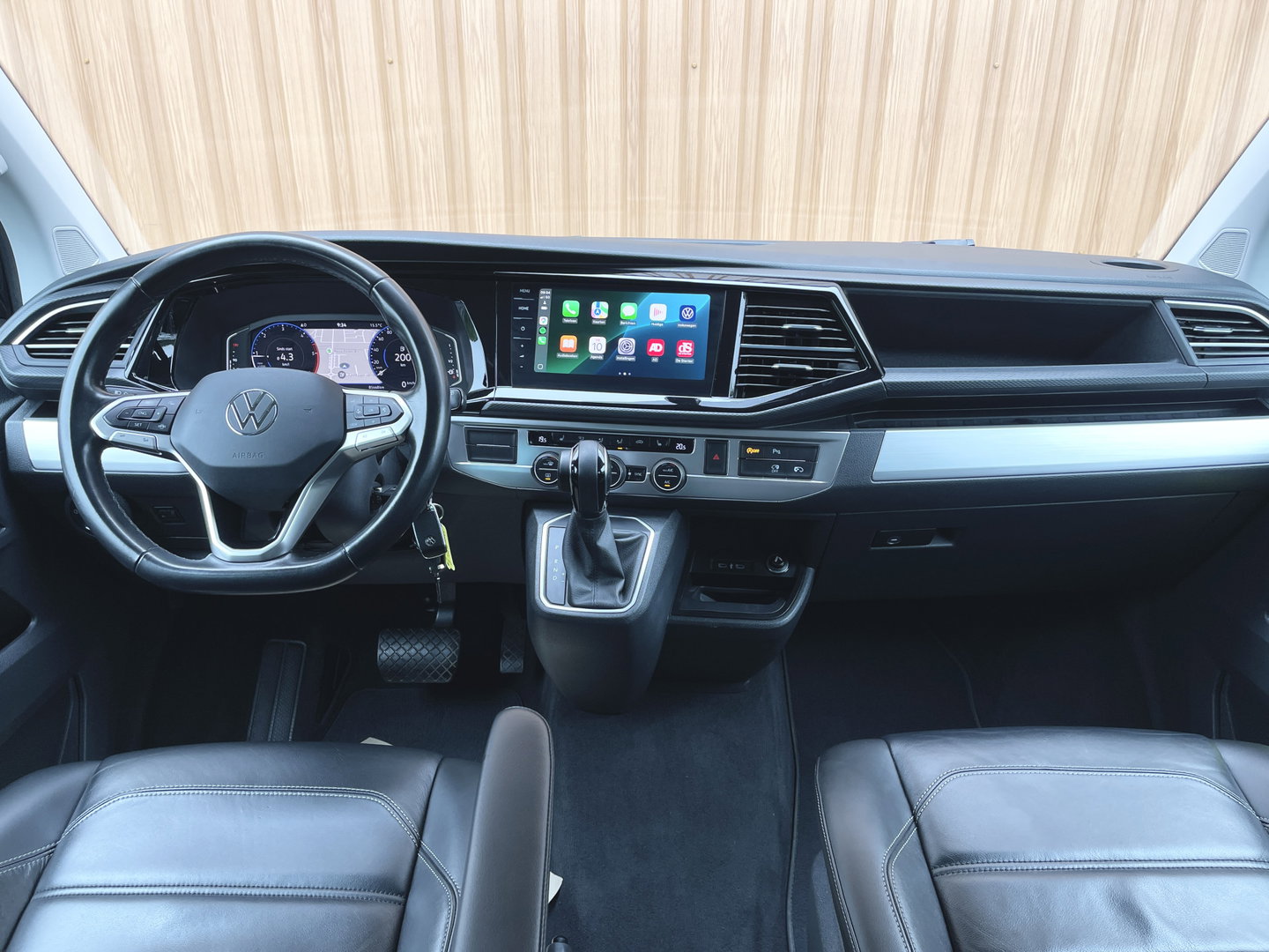 Volkswagen Transporter 2.0 TDI L2H1 30 DC Multivan | Automaat | Trekhaak | Navigatie | DAB | Apple Carplay | Elektrische Schuifdeur |