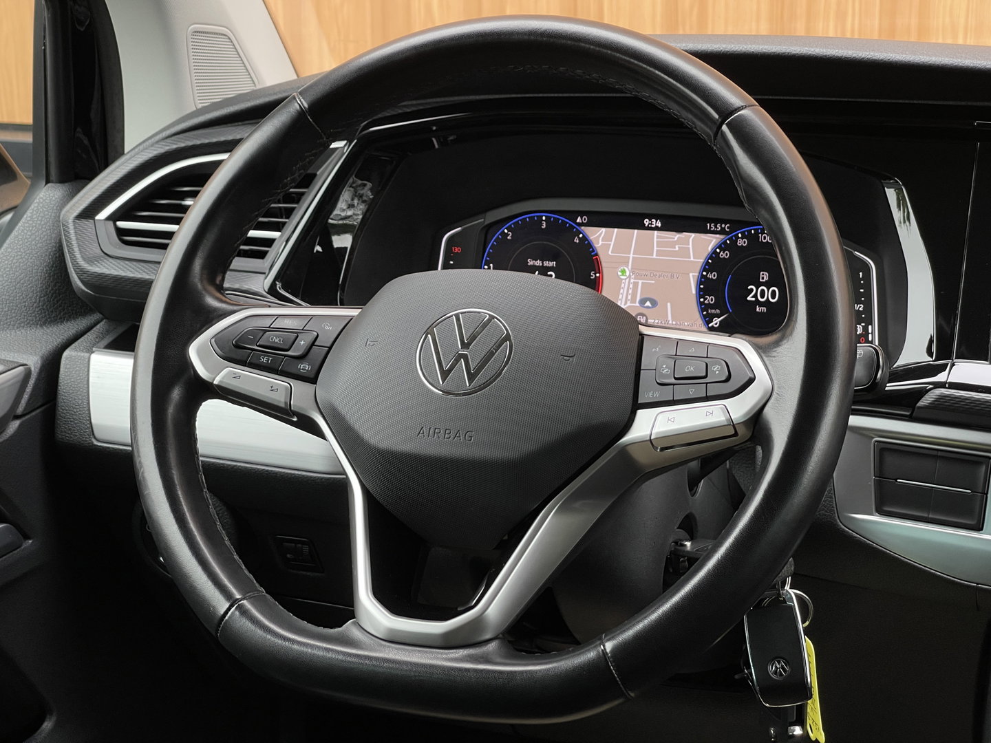 Volkswagen Transporter 2.0 TDI L2H1 30 DC Multivan | Automaat | Trekhaak | Navigatie | DAB | Apple Carplay | Elektrische Schuifdeur |