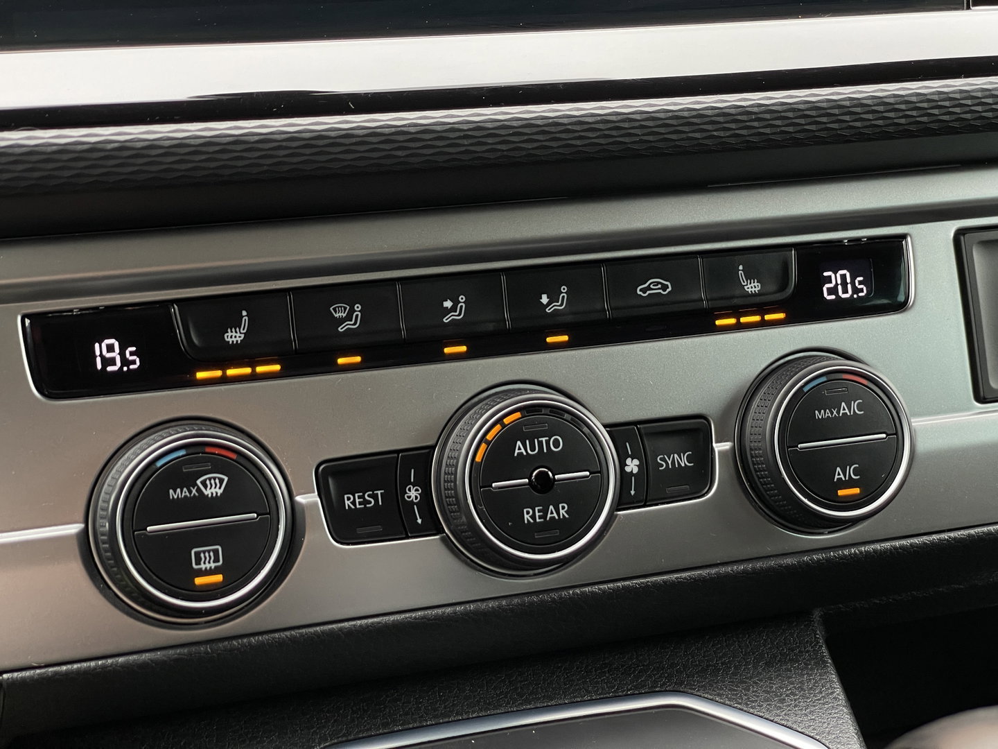 Volkswagen Transporter 2.0 TDI L2H1 30 DC Multivan | Automaat | Trekhaak | Navigatie | DAB | Apple Carplay | Elektrische Schuifdeur |