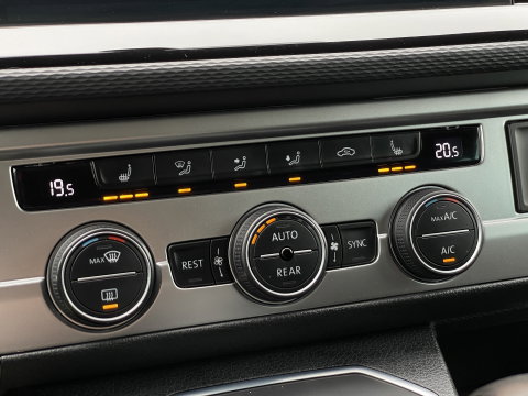 Volkswagen Transporter 2.0 TDI L2H1 30 DC Multivan | Automaat | Trekhaak | Navigatie | DAB | Apple Carplay | Elektrische Schuifdeur |