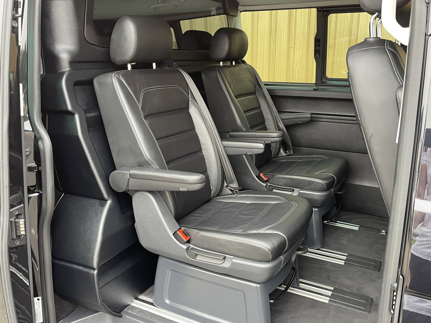 Volkswagen Transporter 2.0 TDI L2H1 30 DC Multivan | Automaat | Trekhaak | Navigatie | DAB | Apple Carplay | Elektrische Schuifdeur |