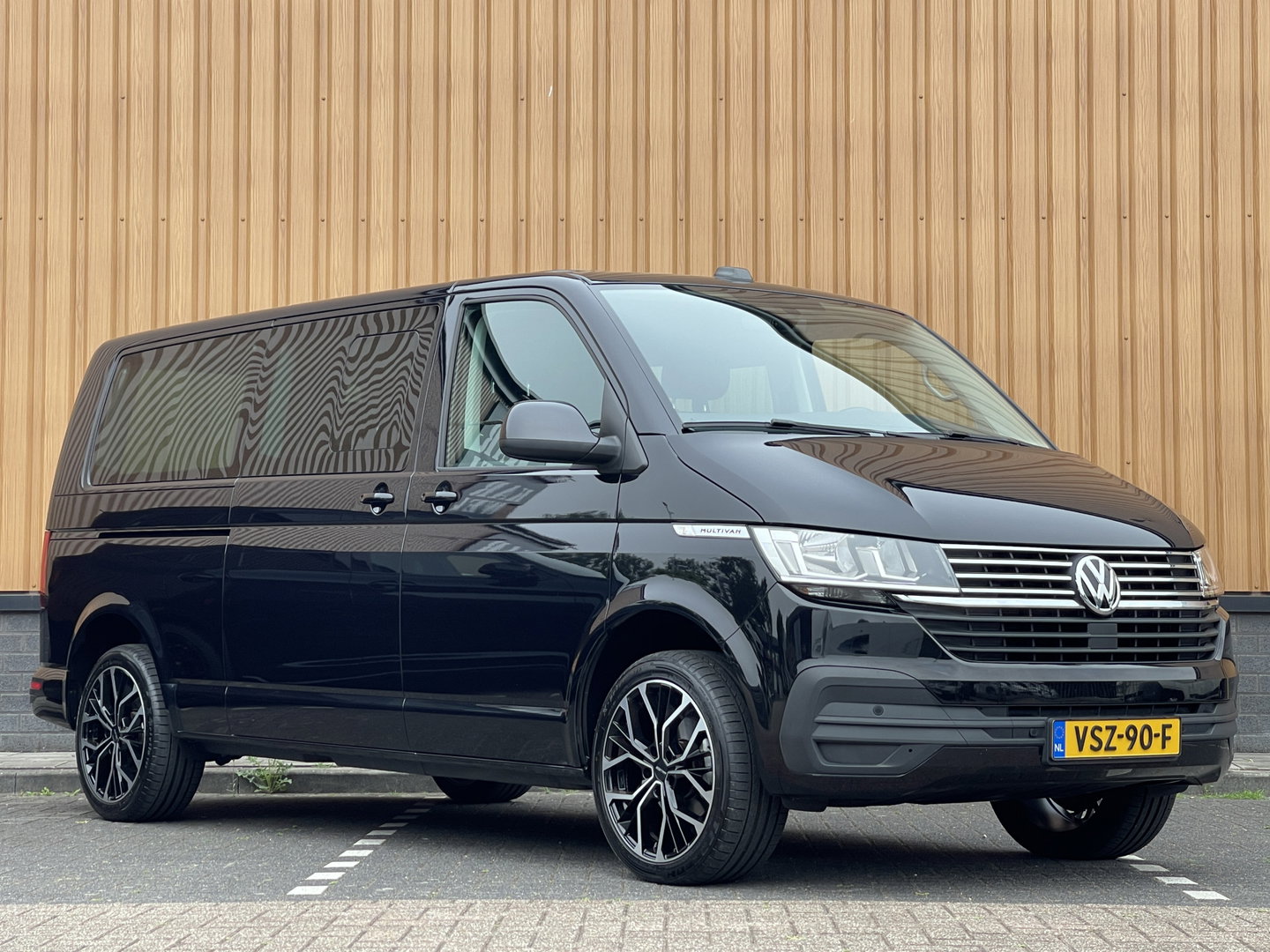Volkswagen Transporter 2.0 TDI L2H1 30 DC Multivan | Automaat | Trekhaak | Navigatie | DAB | Apple Carplay | Elektrische Schuifdeur |