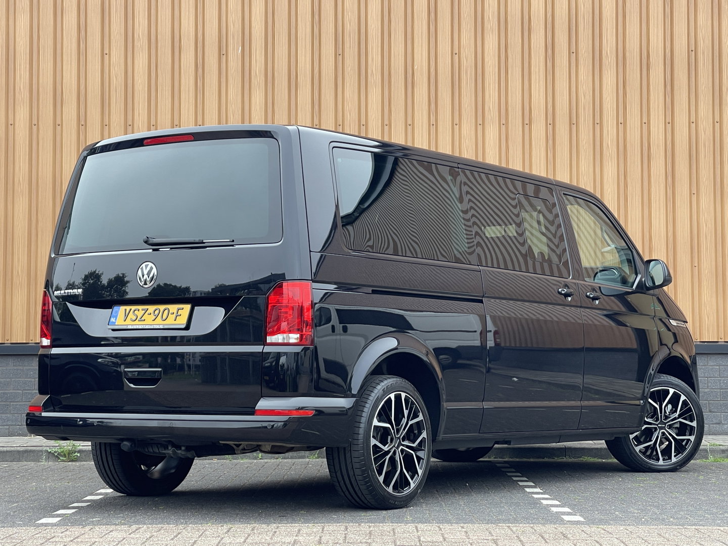 Volkswagen Transporter 2.0 TDI L2H1 30 DC Multivan | Automaat | Trekhaak | Navigatie | DAB | Apple Carplay | Elektrische Schuifdeur |