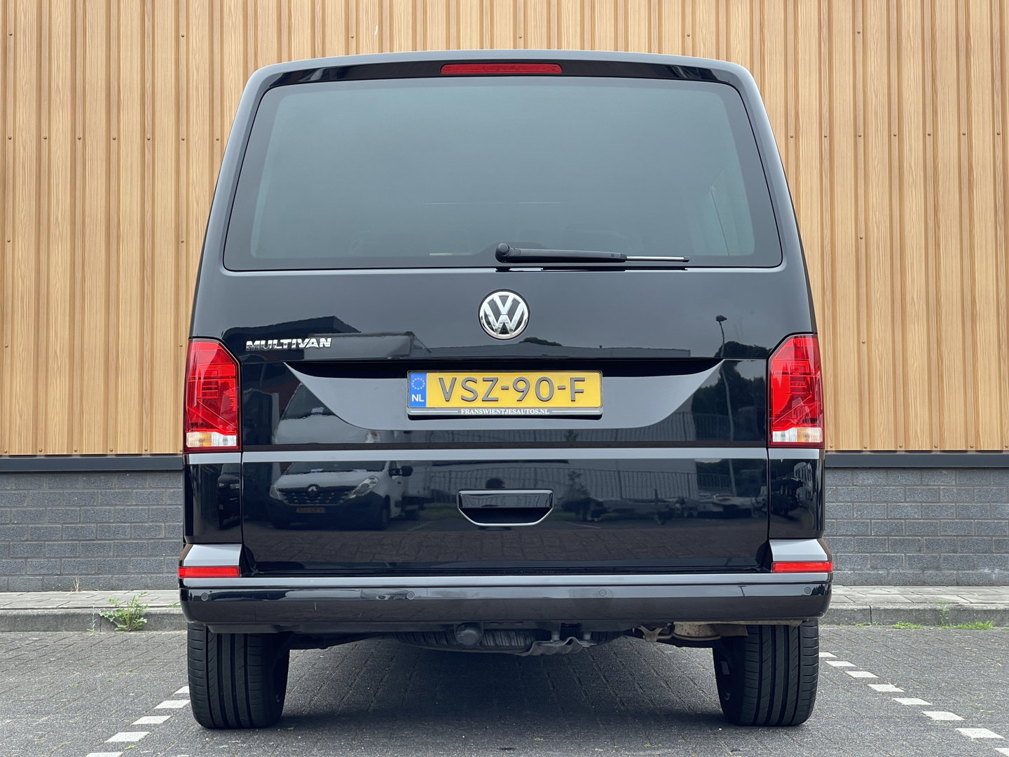 Volkswagen Transporter 2.0 TDI L2H1 30 DC Multivan | Automaat | Trekhaak | Navigatie | DAB | Apple Carplay | Elektrische Schuifdeur |