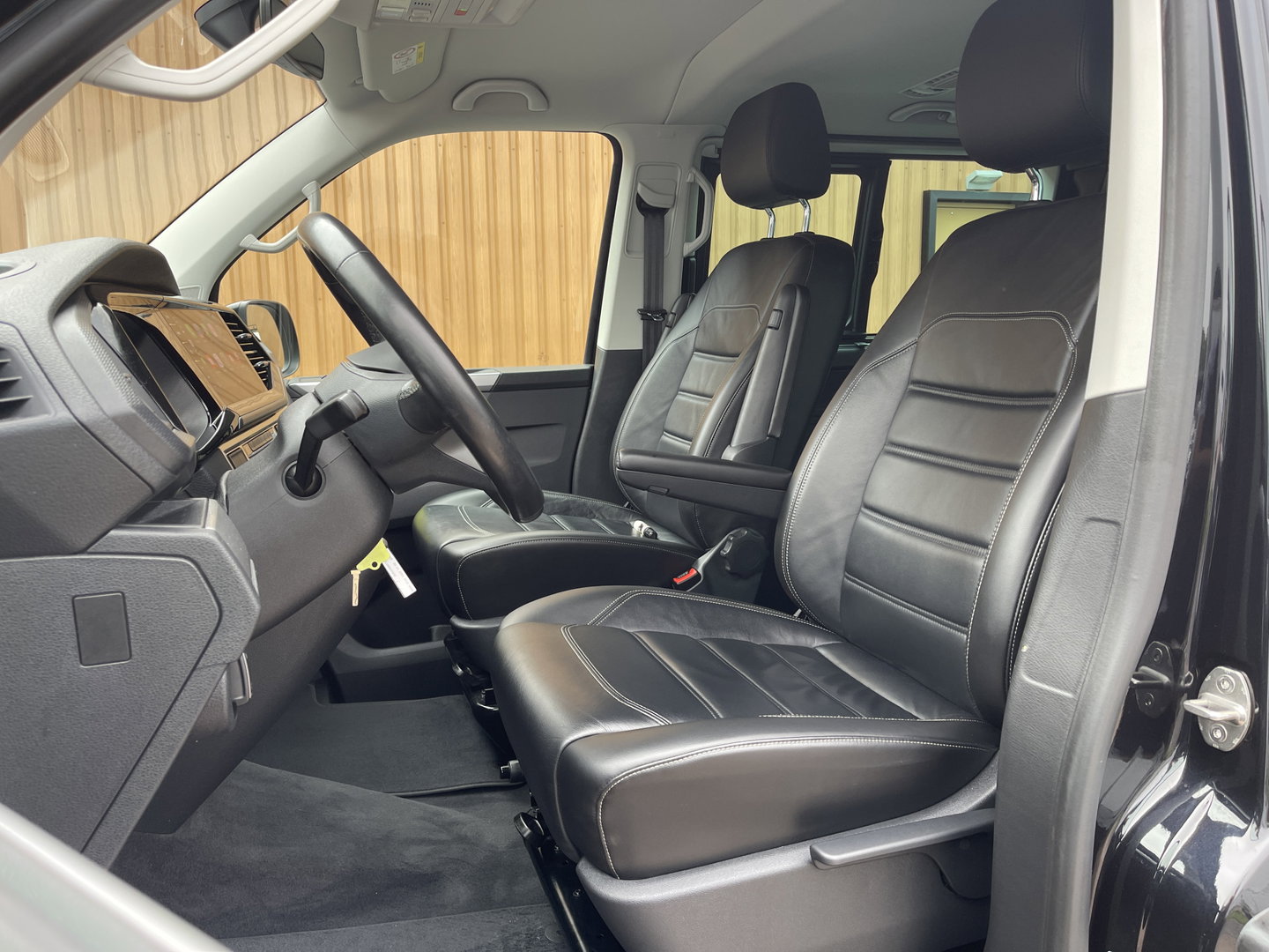 Volkswagen Transporter 2.0 TDI L2H1 30 DC Multivan | Automaat | Trekhaak | Navigatie | DAB | Apple Carplay | Elektrische Schuifdeur |