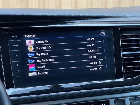 Volkswagen Transporter 2.0 TDI L2H1 30 DC Multivan | Automaat | Trekhaak | Navigatie | DAB | Apple Carplay | Elektrische Schuifdeur |
