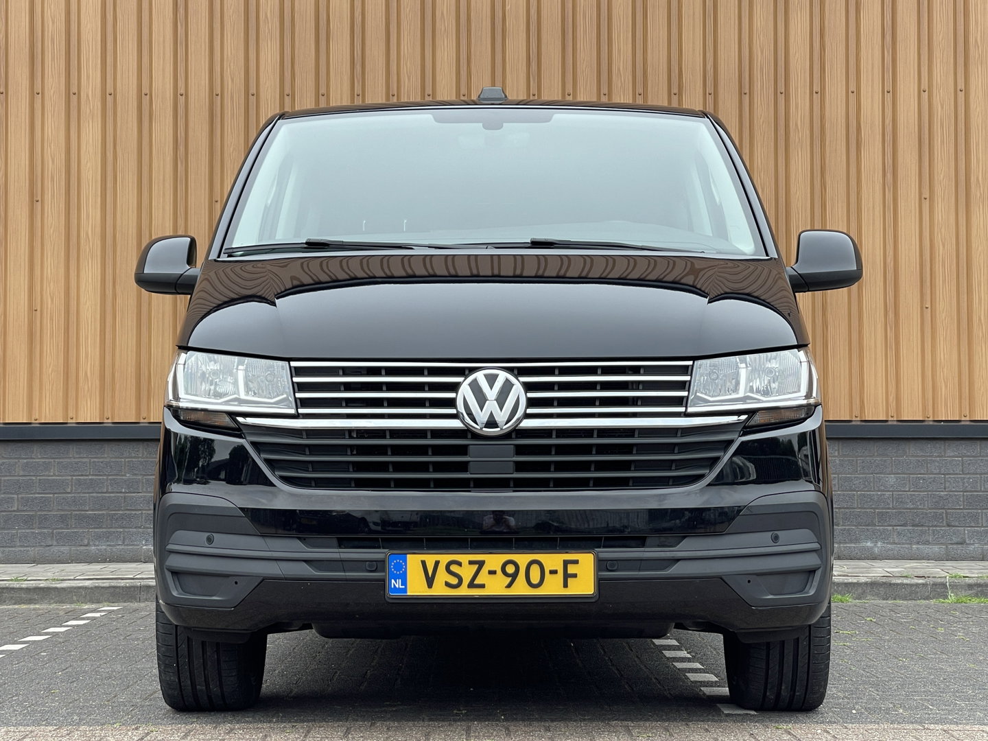 Volkswagen Transporter 2.0 TDI L2H1 30 DC Multivan | Automaat | Trekhaak | Navigatie | DAB | Apple Carplay | Elektrische Schuifdeur |