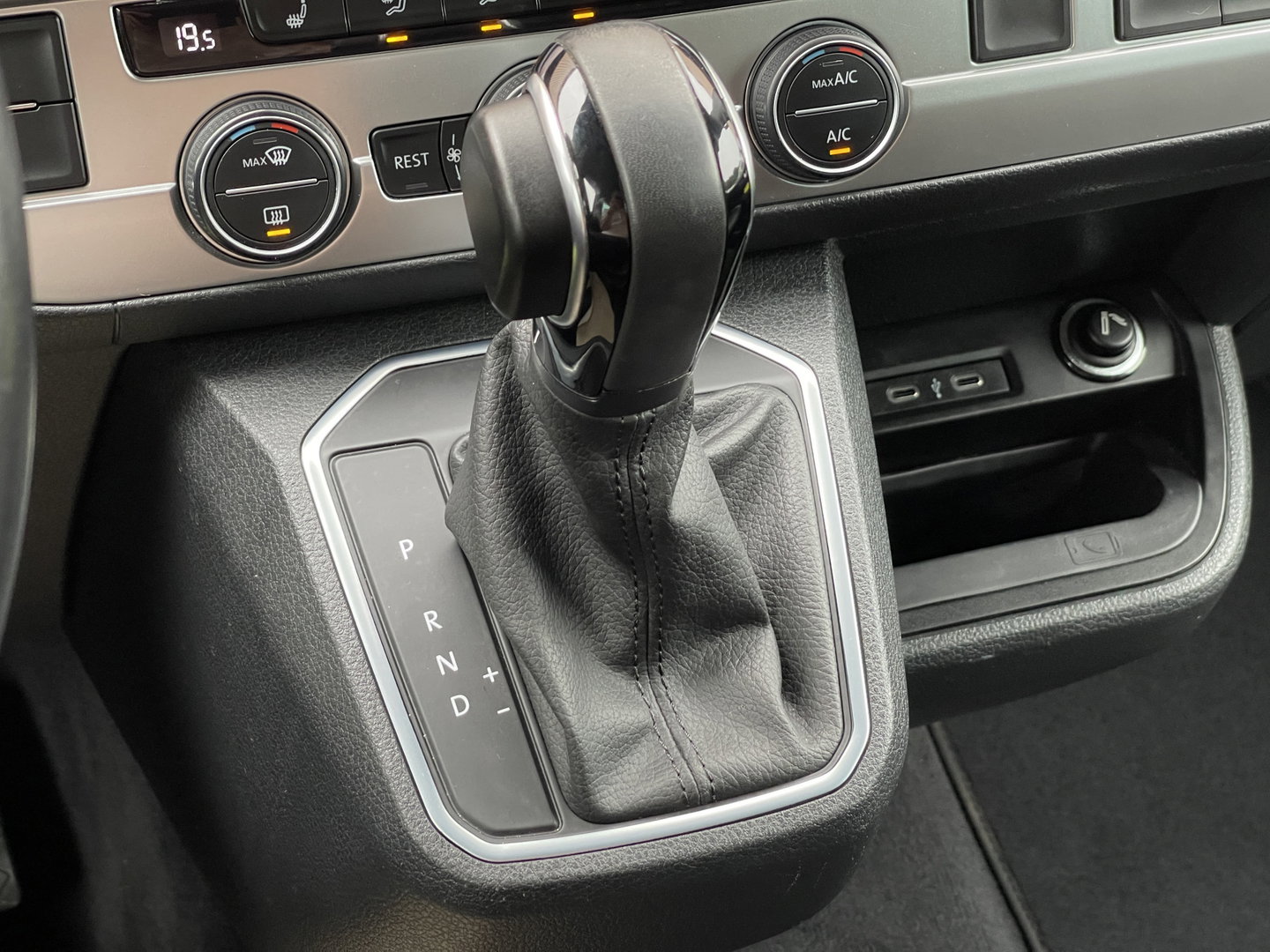 Volkswagen Transporter 2.0 TDI L2H1 30 DC Multivan | Automaat | Trekhaak | Navigatie | DAB | Apple Carplay | Elektrische Schuifdeur |