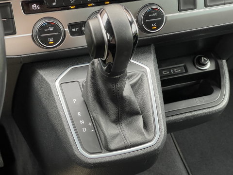 Volkswagen Transporter 2.0 TDI L2H1 30 DC Multivan | Automaat | Trekhaak | Navigatie | DAB | Apple Carplay | Elektrische Schuifdeur |