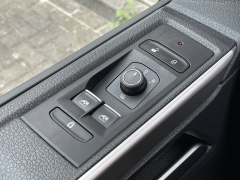 Volkswagen Transporter 2.0 TDI L2H1 30 DC Multivan | Automaat | Trekhaak | Navigatie | DAB | Apple Carplay | Elektrische Schuifdeur |