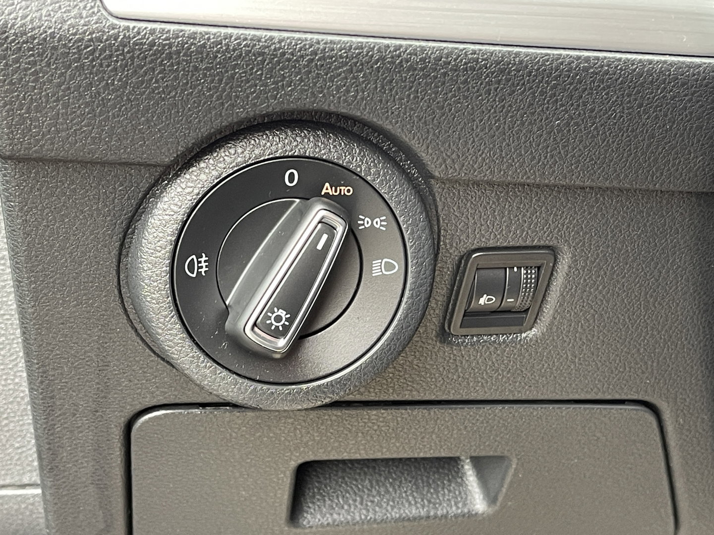 Volkswagen Transporter 2.0 TDI L2H1 30 DC Multivan | Automaat | Trekhaak | Navigatie | DAB | Apple Carplay | Elektrische Schuifdeur |