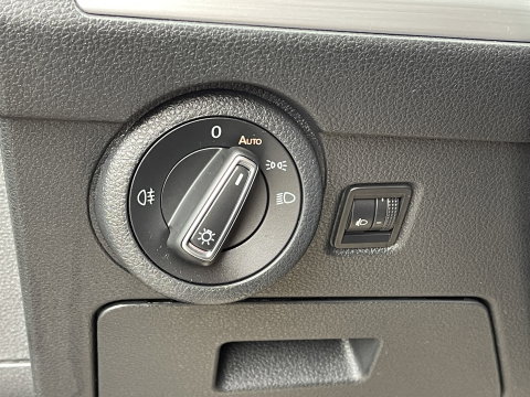 Volkswagen Transporter 2.0 TDI L2H1 30 DC Multivan | Automaat | Trekhaak | Navigatie | DAB | Apple Carplay | Elektrische Schuifdeur |