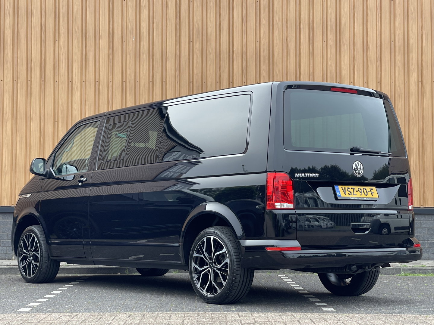 Volkswagen Transporter 2.0 TDI L2H1 30 DC Multivan | Automaat | Trekhaak | Navigatie | DAB | Apple Carplay | Elektrische Schuifdeur |