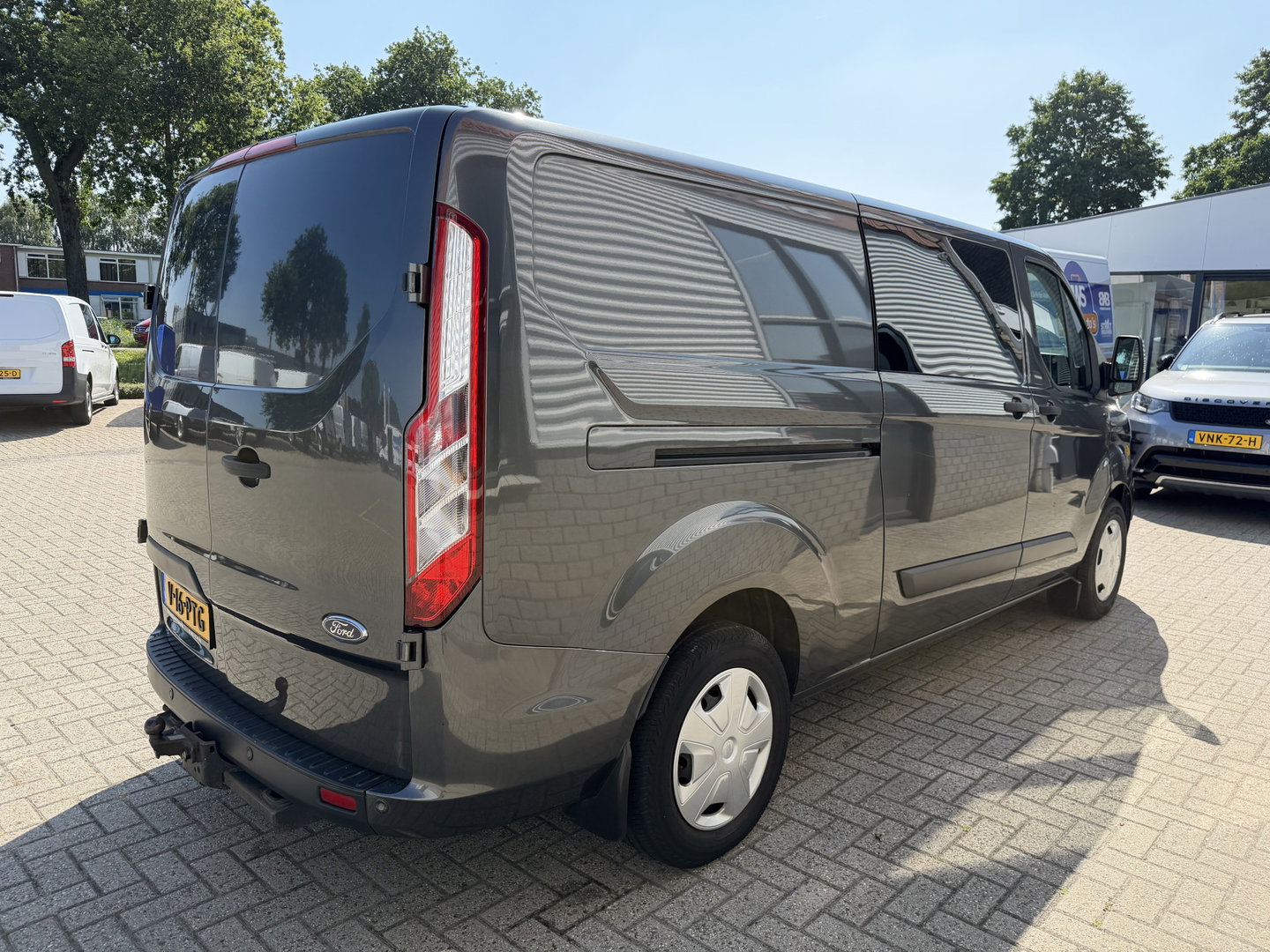Ford Transit Custom 320 2.0 TDCI automaat L2H1 Trend / 3 persoons / vaste prijs rijklaar € 17.950 ex btw / lease vanaf € 302 / trekhaak / laadruimte gestoffeerd / airco / cruise / magneic grey metallic