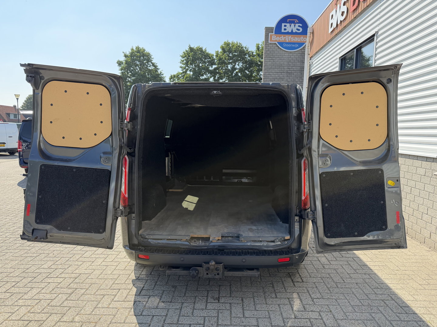 Ford Transit Custom 320 2.0 TDCI automaat L2H1 Trend / 3 persoons / vaste prijs rijklaar € 17.950 ex btw / lease vanaf € 302 / trekhaak / laadruimte gestoffeerd / airco / cruise / magneic grey metallic