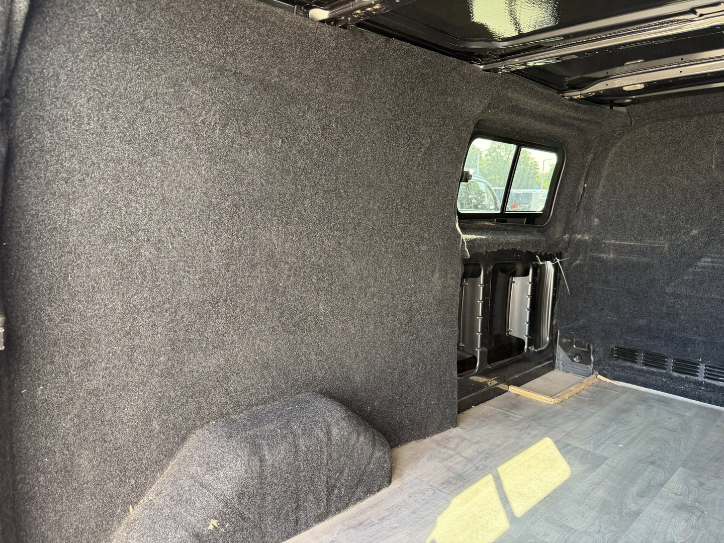 Ford Transit Custom 320 2.0 TDCI automaat L2H1 Trend / 3 persoons / vaste prijs rijklaar € 17.950 ex btw / lease vanaf € 302 / trekhaak / laadruimte gestoffeerd / airco / cruise / magneic grey metallic