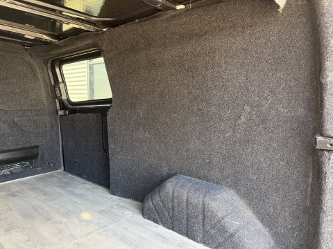 Ford Transit Custom 320 2.0 TDCI automaat L2H1 Trend / 3 persoons / vaste prijs rijklaar € 17.950 ex btw / lease vanaf € 302 / trekhaak / laadruimte gestoffeerd / airco / cruise / magneic grey metallic