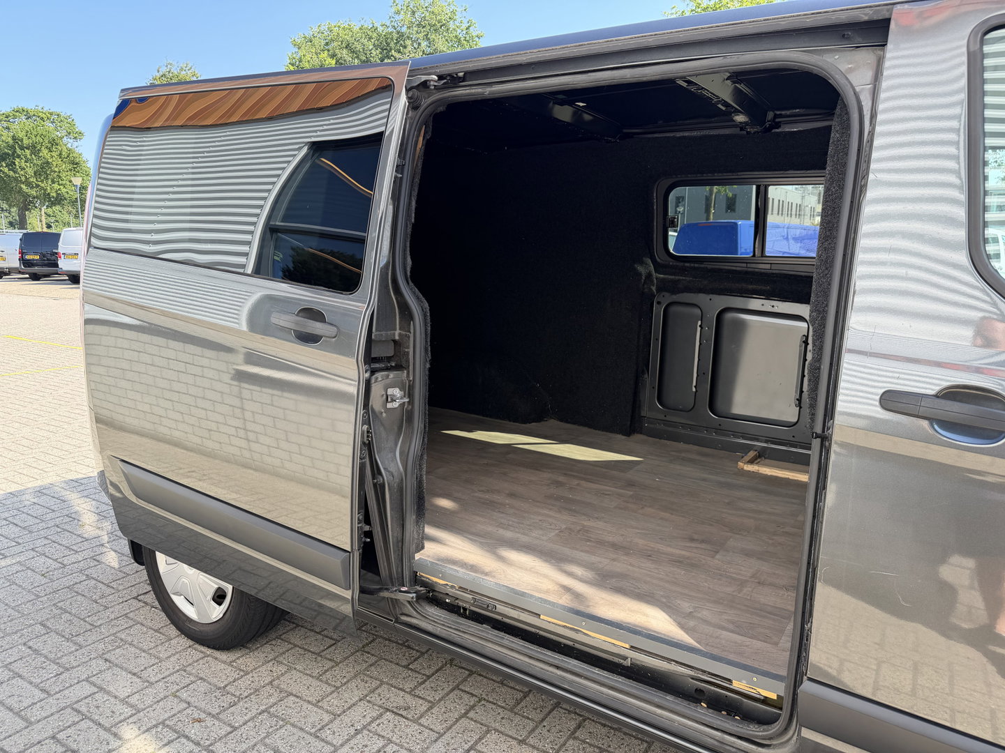 Ford Transit Custom 320 2.0 TDCI automaat L2H1 Trend / 3 persoons / vaste prijs rijklaar € 17.950 ex btw / lease vanaf € 302 / trekhaak / laadruimte gestoffeerd / airco / cruise / magneic grey metallic