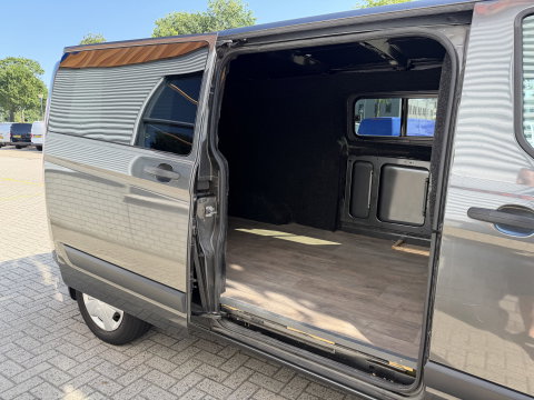 Ford Transit Custom 320 2.0 TDCI automaat L2H1 Trend / 3 persoons / vaste prijs rijklaar € 17.950 ex btw / lease vanaf € 302 / trekhaak / laadruimte gestoffeerd / airco / cruise / magneic grey metallic