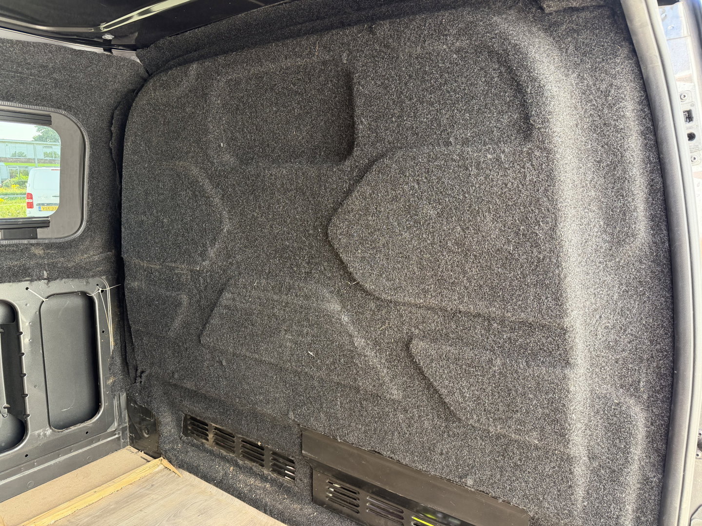 Ford Transit Custom 320 2.0 TDCI automaat L2H1 Trend / 3 persoons / vaste prijs rijklaar € 17.950 ex btw / lease vanaf € 302 / trekhaak / laadruimte gestoffeerd / airco / cruise / magneic grey metallic