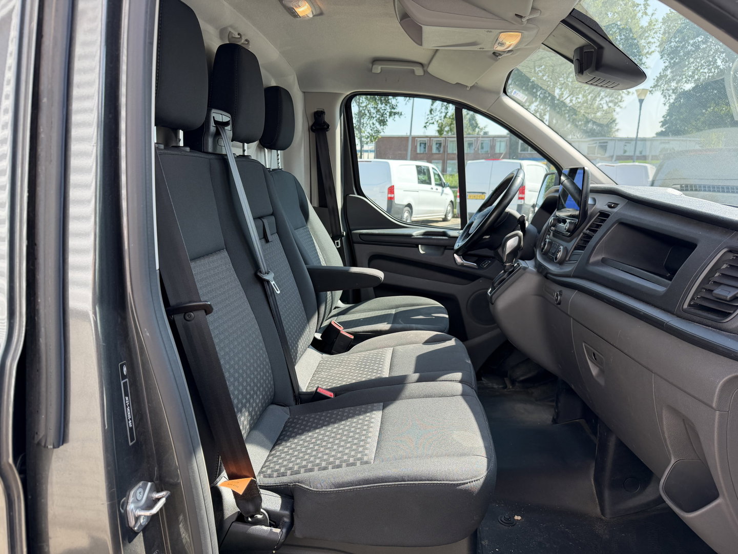 Ford Transit Custom 320 2.0 TDCI automaat L2H1 Trend / 3 persoons / vaste prijs rijklaar € 17.950 ex btw / lease vanaf € 302 / trekhaak / laadruimte gestoffeerd / airco / cruise / magneic grey metallic