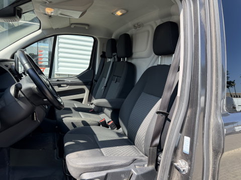 Ford Transit Custom 320 2.0 TDCI automaat L2H1 Trend / 3 persoons / vaste prijs rijklaar € 17.950 ex btw / lease vanaf € 302 / trekhaak / laadruimte gestoffeerd / airco / cruise / magneic grey metallic